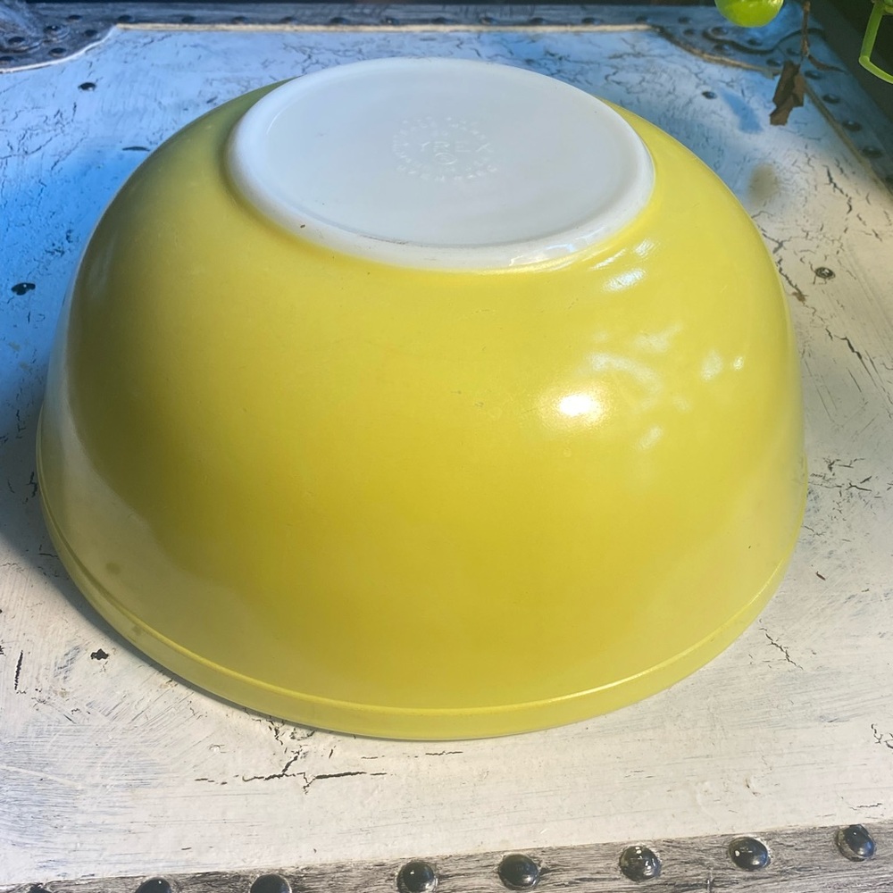 1 Pyrex 404 Yellow 4 Quart primary mixing bowl - Picture 5 of 11
